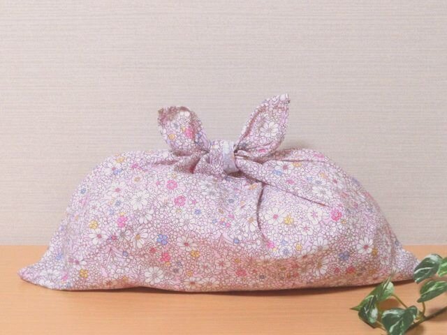 あずま袋 (中サイズ)ピンク色 オリエンタルな小花柄 プレゼントにも の画像1枚目