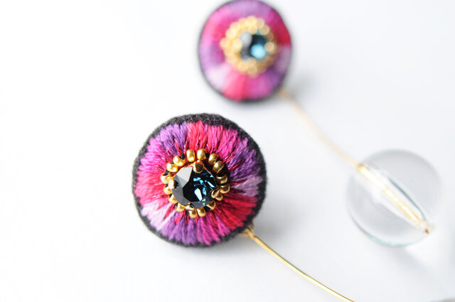 <lucy~イロドル惑星~>刺繍ピアス◎ベリーグラデーションの画像1枚目
