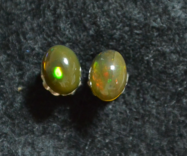(1点もの)ブラックオパールのスタッドピアス(7×5mm・チタンポスト)の画像1枚目