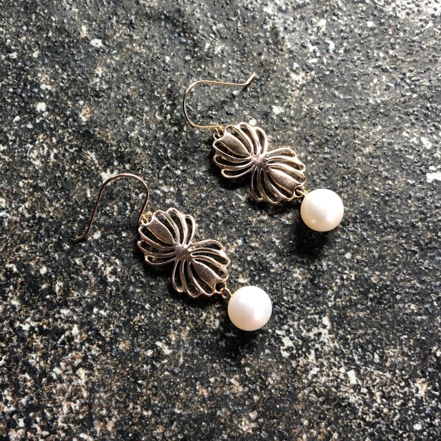 Twin shell flower gold pierce "小さな貝とパールのピアス”の画像1枚目