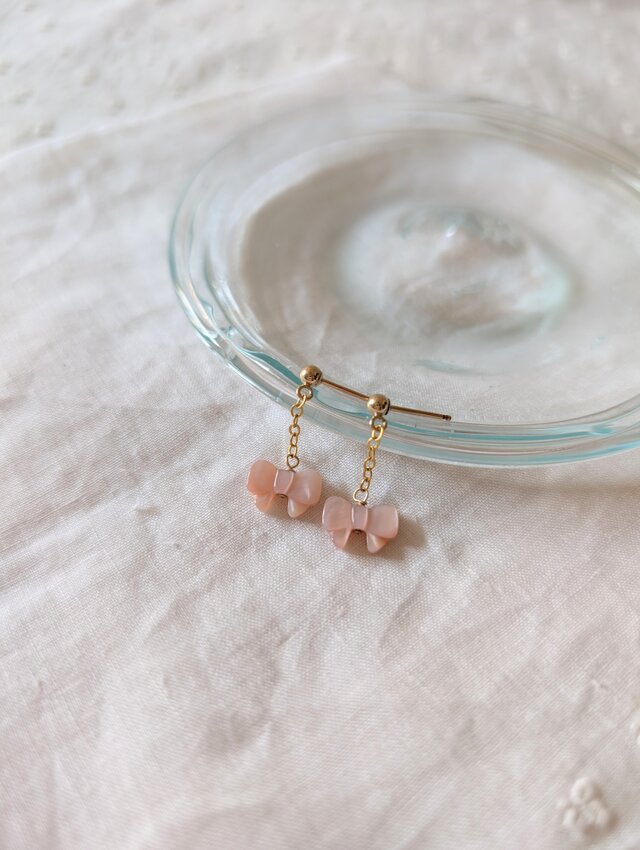 小さなリボンのシェルピアス（ピンク）
