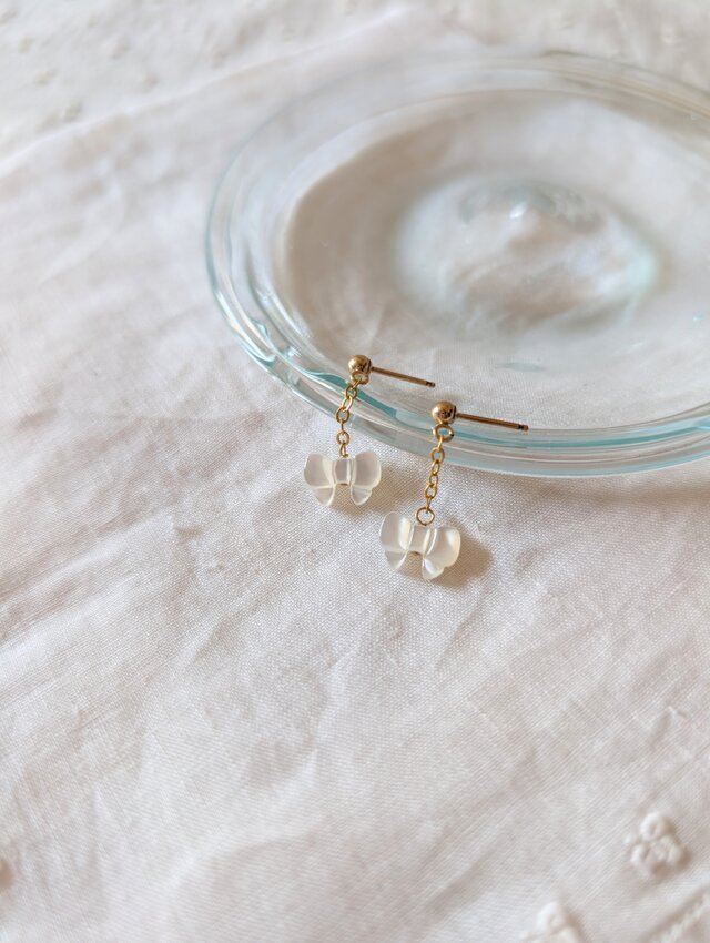 小さなリボンのシェルピアス（ホワイト）