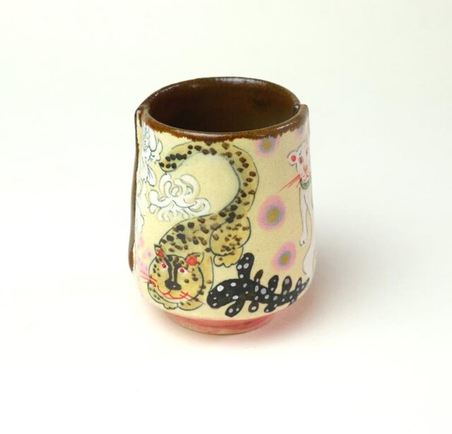 みんな仲良く、花と猫と虎の湯飲み/ 陶器/ カップ/ 色絵/ 陶芸家が作るユニークな器の画像1枚目