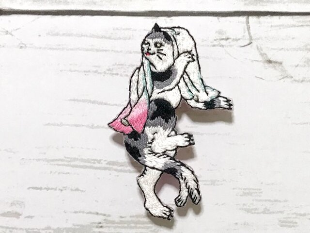 手刺繍浮世絵ブローチ＊歌川芳滝「三味線弾きと踊る猫」より  iichi 