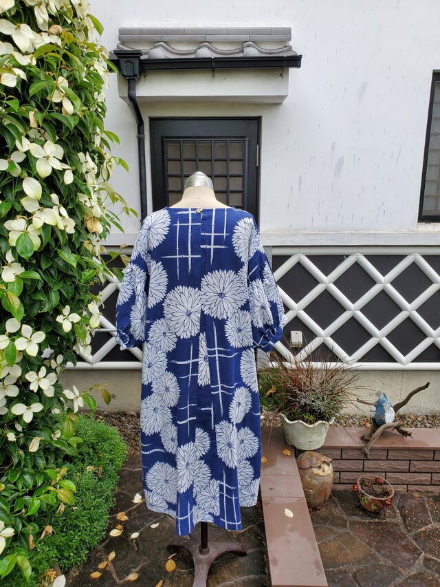 LL 浴衣リメイク 新品反物紺 椛柄フリル袖ゆったりワンピース LL 浴衣リメイク 新品反物浴衣 紺金魚柄小紋フリル袖ゆったり