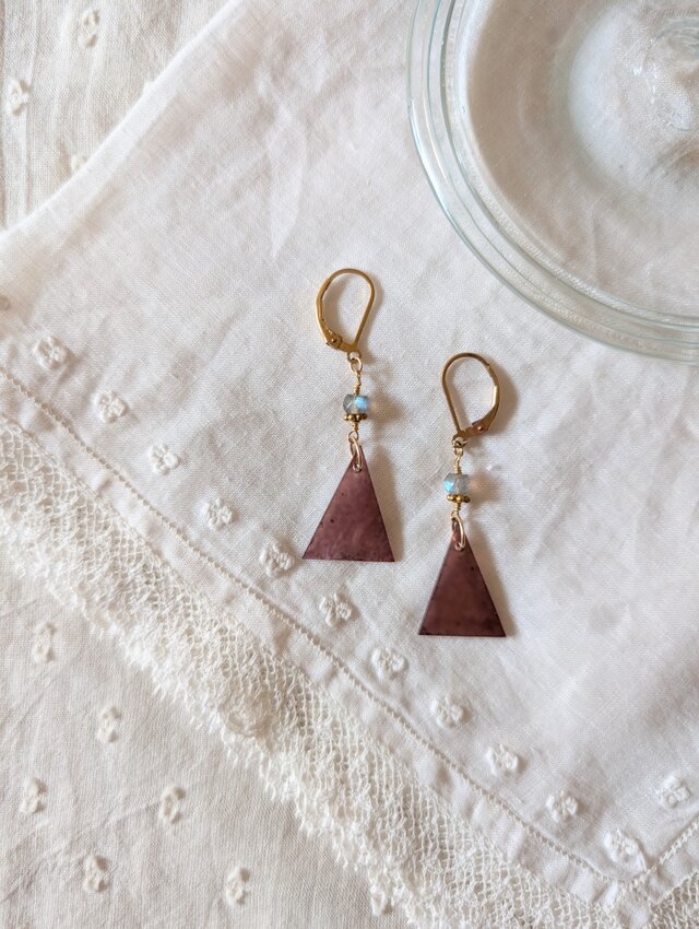 黒紫シェルの三角ピアス