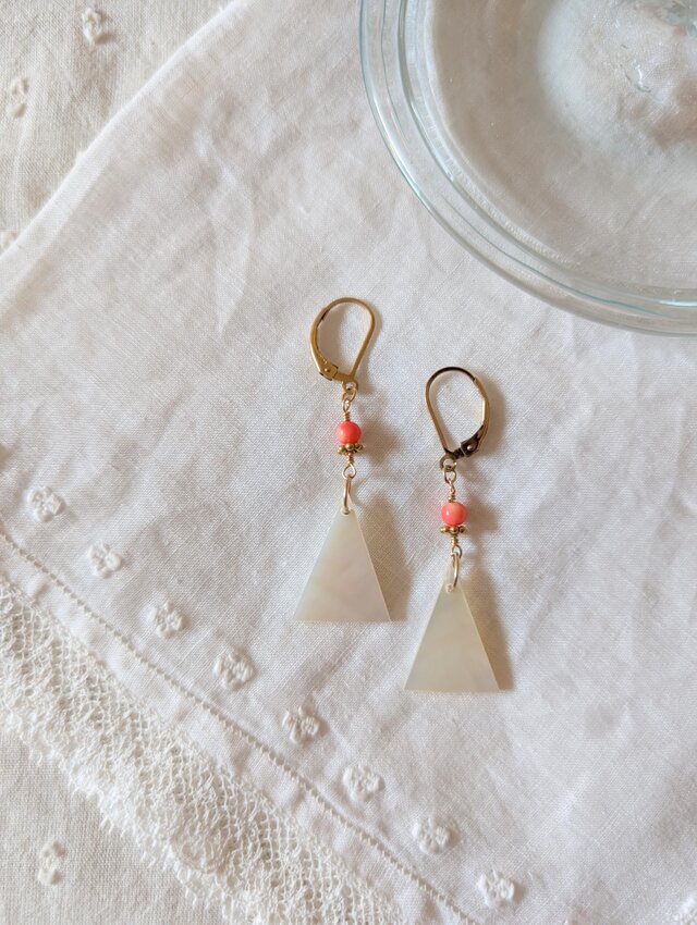 マザーオブパールの三角ピアス（ホワイト）