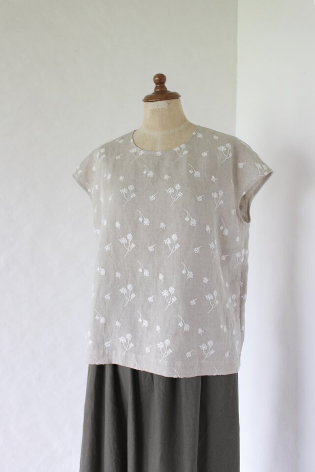 刺繍フレンチスリーブブラウスの画像1枚目