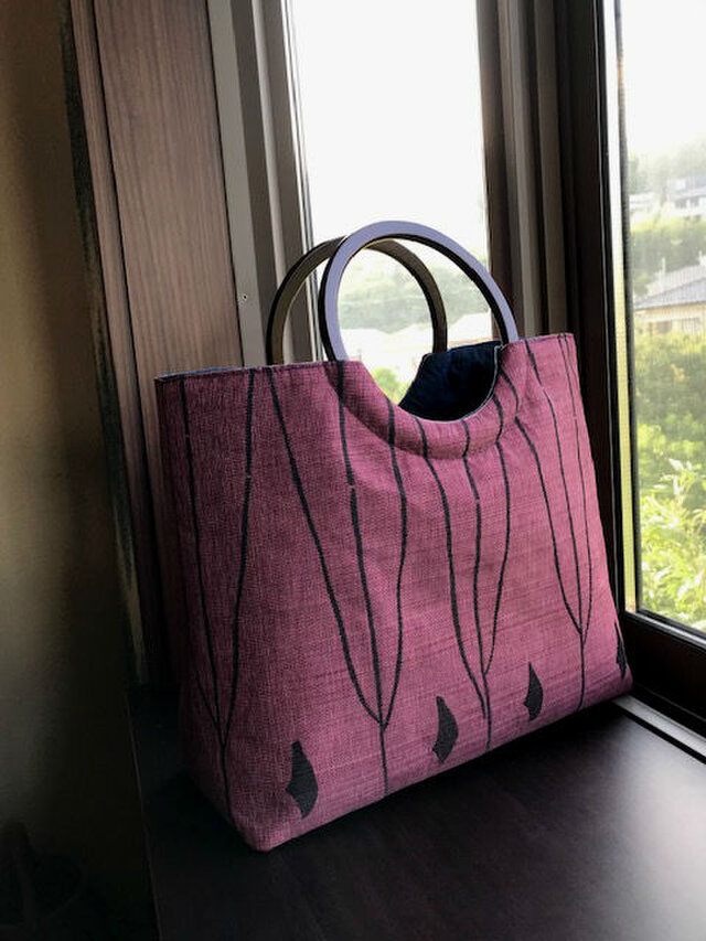 抽象幾何学模様の紬帯の手提げ　丸い木の手