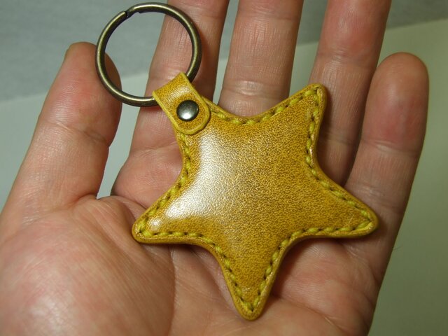 ルガトショルダーの星のキーホルダー 黄色の画像1枚目