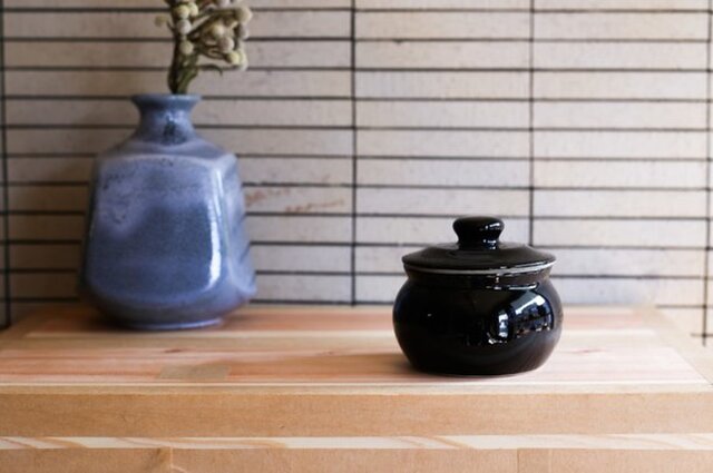 1600年創業 13代目職人 加藤さんのつくる甕（かめ）2合・黒（漬物入れ・調味料入れ）梅干し約15個ほど入ります iichi  ハンドメイド・アンティーク・食品・ギフト・手作り
