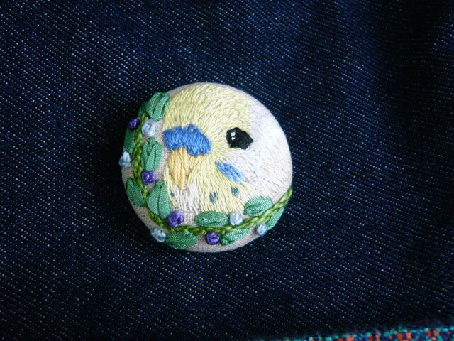 刺繍 セキセイインコ() ブローチ くるみボタン 鳥の画像1枚目