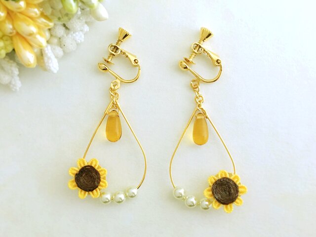 ひまわりとフープのイヤリング （ つまみ細工＊受注制作 ） | iichi
