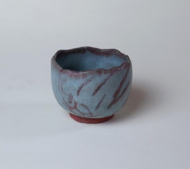青磁のカブト虫の湯飲み /陶器 /茶器/ 可愛いカップ/ 青い器/ 手びねり/ 陶芸家が作る愉しい器の画像1枚目