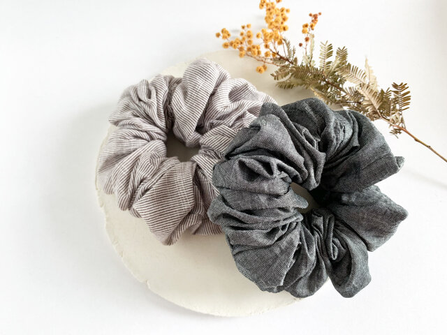 【SALE】Hair accessory : チャコールストライプとナチュラルブラックのシュシュ2点セットの画像1枚目