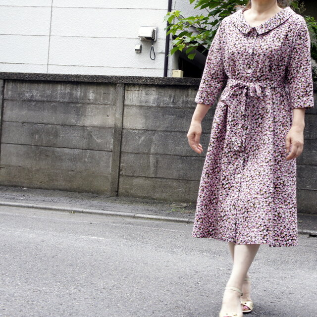 小花柄リップル ローカラーワンピースの画像1枚目