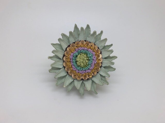 手刺繍ブローチ❁きらきらヒマワリの画像1枚目