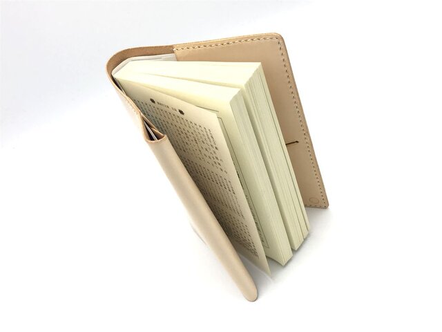 革のブックカバー(文庫本サイズ)/book jaket ヌメ革:ナチュラル【選べるステッチカラー】(r300)の画像1枚目