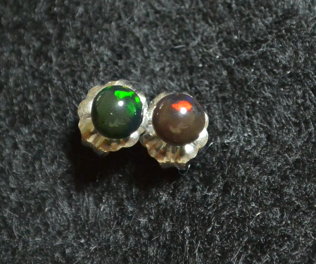 (1点もの)ブラックオパールのスタッドピアス(4mm・チタンポスト)の画像1枚目