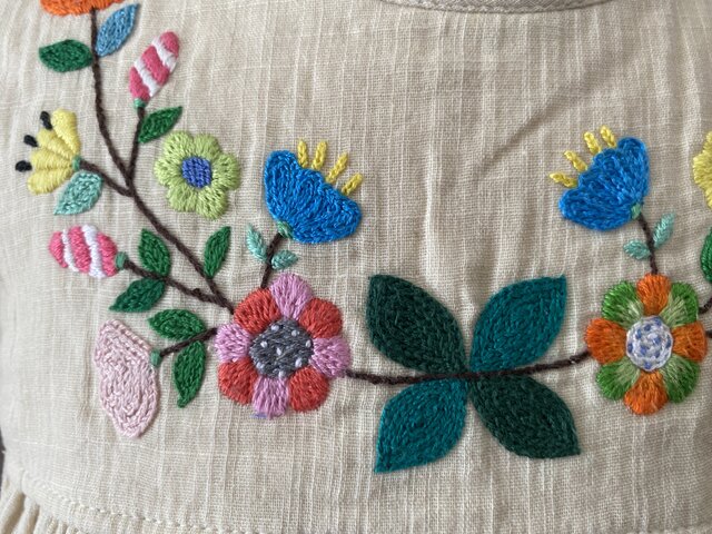 【新品・未使用】familiar チェリー刺繍 ワンピース 80 セール】【ジュニア対応】クロス刺繍ワンピース（ワンピース