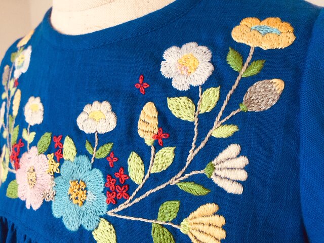 size90㎝ 刺繍チュニックワンピース ロイヤルブルー大きな花と