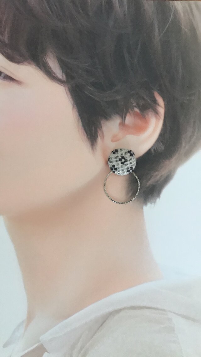 *再販* こぎん刺しのイヤリング〈花十字の応用〉1.8cmの画像1枚目