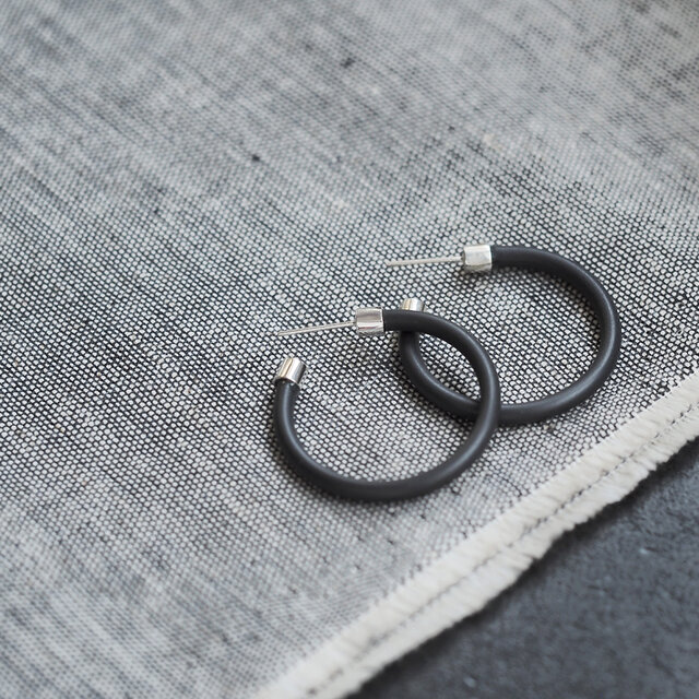 BLACK 電線 フープ ピアス シルバー925の画像1枚目