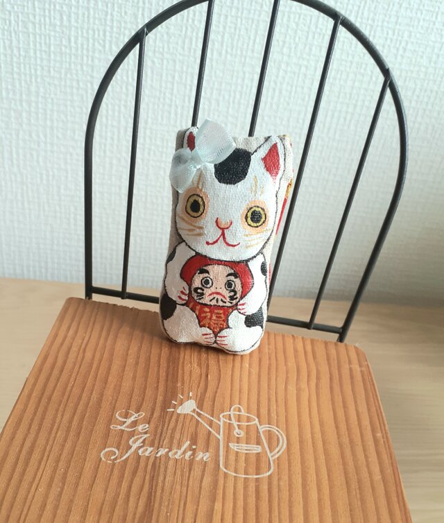達磨さんを抱っこ招き猫(兄ちゃん猫)の画像1枚目
