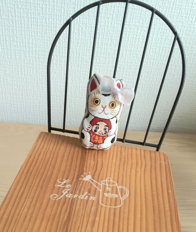 達磨さんを抱っこ招き猫(弟猫)の画像1枚目