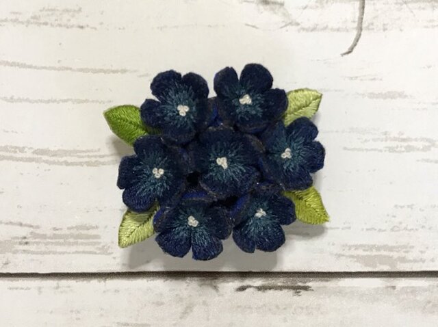 小花の手刺繍ブローチ(紺色)の画像1枚目