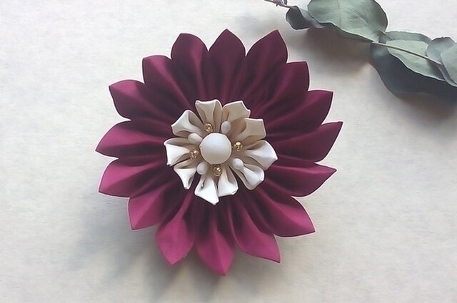 つまみ細工 真紅のガーベラ 花コサージュ Iichi ハンドメイド クラフト作品 手仕事品の通販
