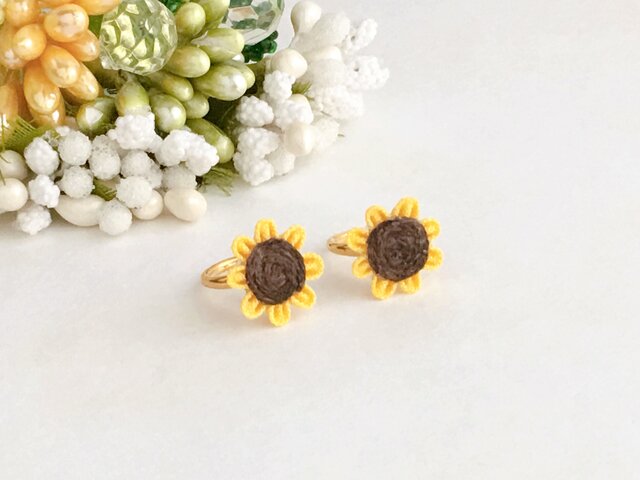 小さなひまわりのイヤーカフ ※片耳販売 （ つまみ細工＊受注制作