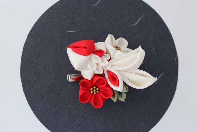 rui様コメント制♡ハンドメイド♡ファークリップ レジン ビーズ刺繍②ホワイト赤 送料無料 髪飾り＆ブローチ 金魚 桜錦《受注制作》 | iichi 日々の