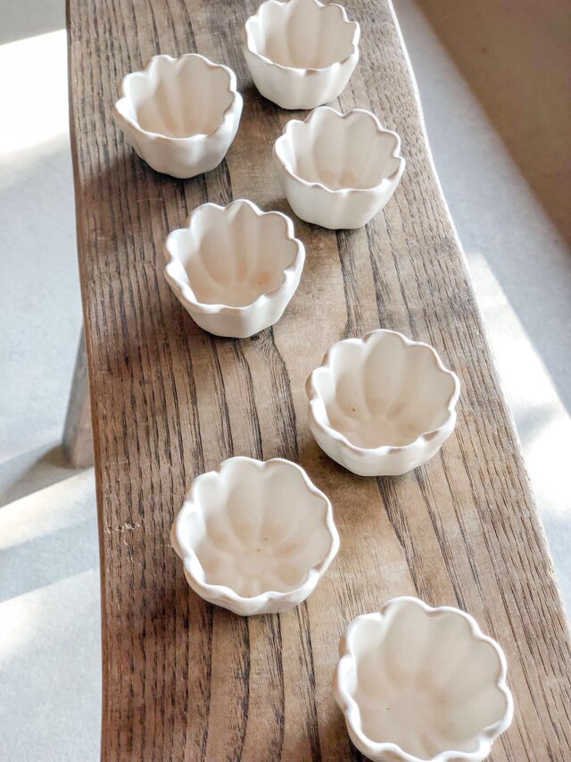 白釉 花のかたちの豆鉢の画像1枚目
