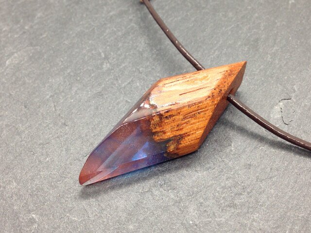 20% OFF＞ ウッドレジン「幻想的なペンダント」【送料無料】 | iichi