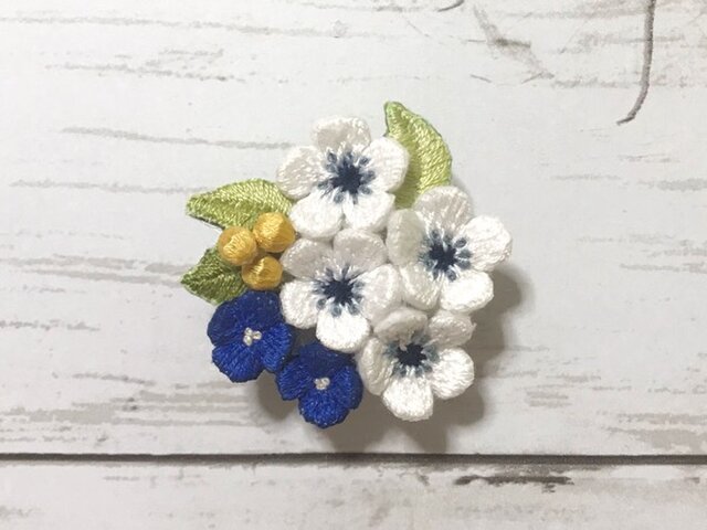 花束の手刺繍ブローチの画像1枚目