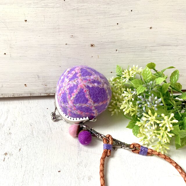 羊毛フェルトのまんまるがま口（ラベンダー）