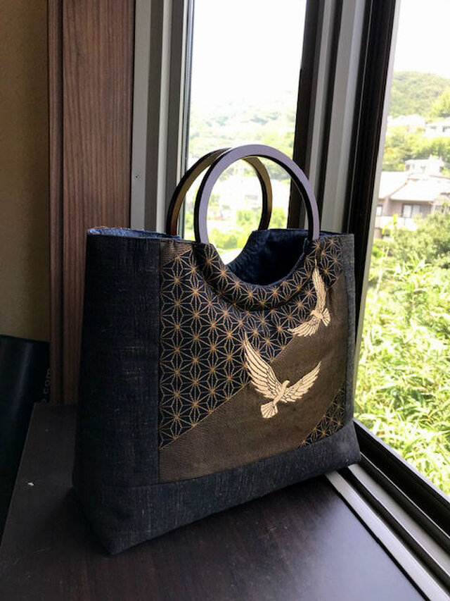 鳥と麻の葉模様の帯地の手提げ　丸い木の手B