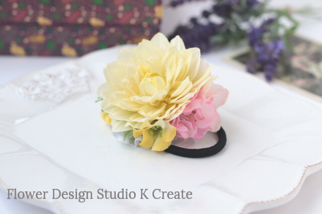 クリーム色のダリアのヘアゴム お花 ヘアゴム 髪飾り おでかけ ヘアアクセサリー Iichi ハンドメイド クラフト作品 手仕事品の通販