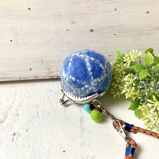 羊毛フェルトのまんまるがま口（ブルー）