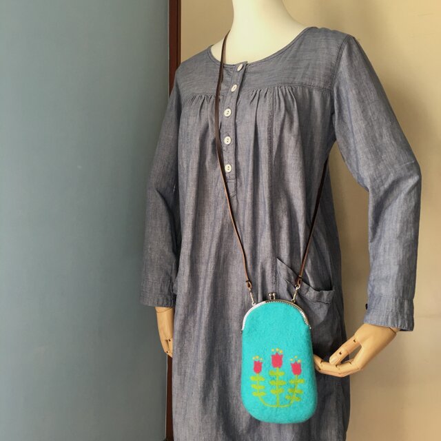 羊毛刺繍のフェルトスマホポシェット（スカイブルー）