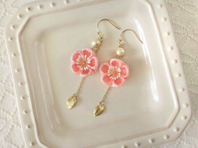〈つまみ細工〉梅のぶら下がりピアス(サーモンピンク)の画像1枚目