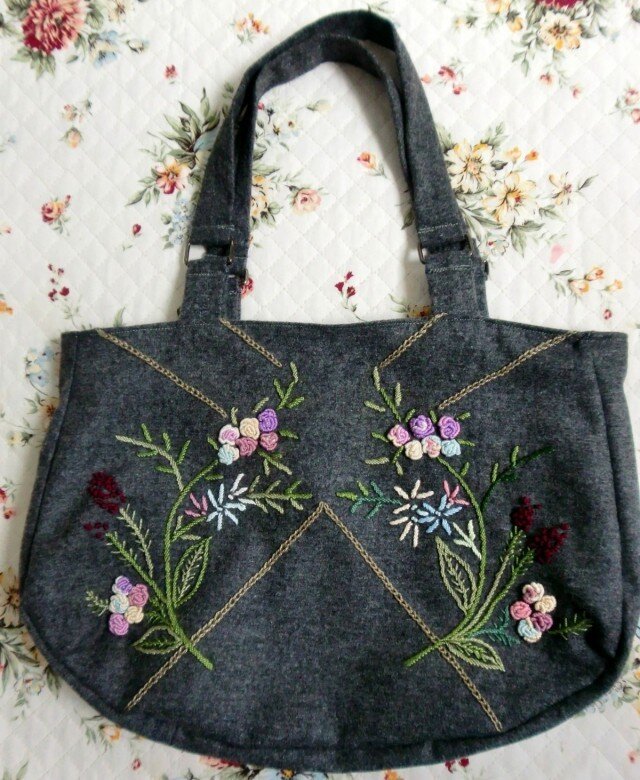 花で飾ったフランス刺繍のウールのバッグ iichi 日々の暮らしを心地よくするハンドメイドやアンティークのマーケットプレイス