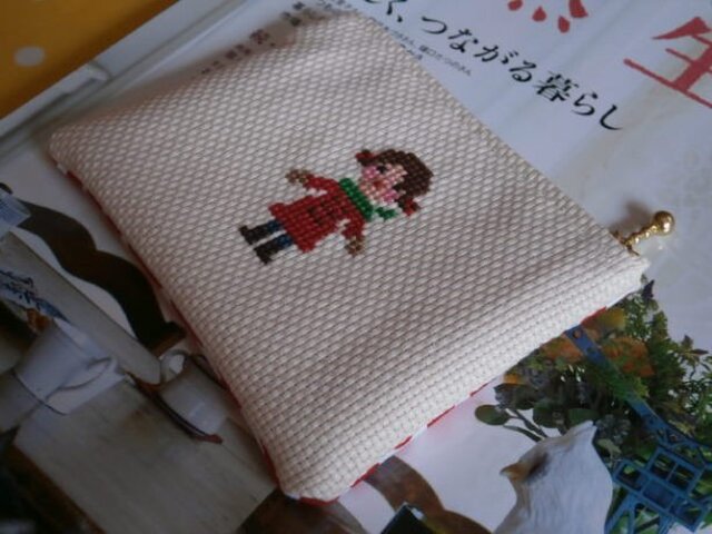 赤いコートの女の子の刺しゅうのポーチ ~小さめ~の画像1枚目