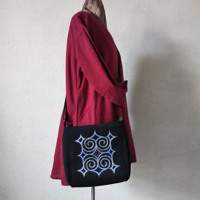 アイヌ刺繍入りショルダーバッグ(黒/銀色イメージ刺繍)の画像1枚目