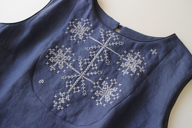 手刺繍リネンワンピース / ブルーの画像1枚目