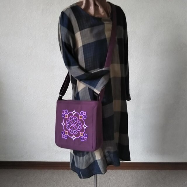 アイヌ刺繍入りショルダーバッグ(紫)の画像1枚目