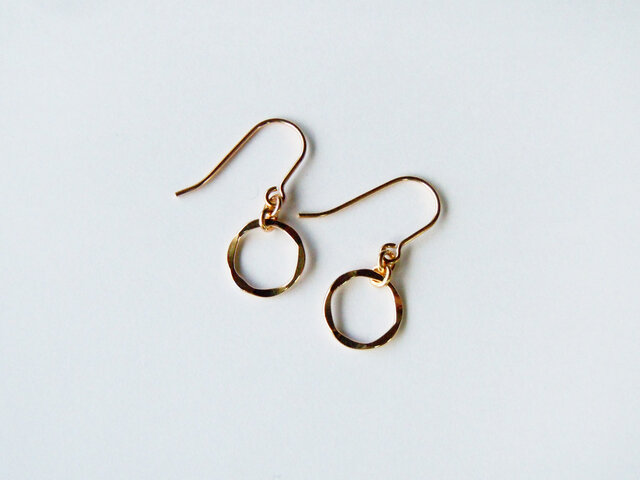 K14gf お花のようなゆるい槌目のラウンドピアス・イヤリング | iichi