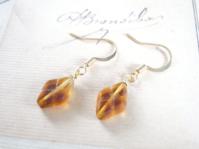 秋の一粒ピアス コーヒーのような琥珀色ひし形ガラスビーズ 茶色