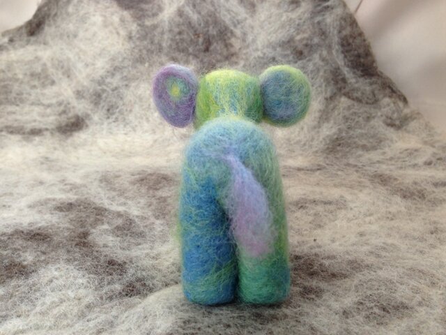羊毛フェルト《手のりサイズの内気な象さん》 | iichi 日々の暮らしを